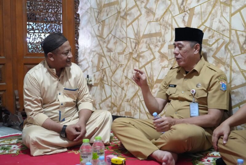 Foto: Sekretaris Kota Administrasi Jakarta Timur Eka Darmawan berbincang bersama pimpinan Majelis Taklim Nurul Hasan, Habib Syekh Bin Umar, saat bersilaturahmi di kediamannya, Batu Ampar, Kramat Jati, Jakarta Timur, Selasa (29/9/2026).