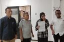 Foto: Buruh perempuan, Ida Rosita, bersama sejumlah pendamping mendatangi Polsek Kalideres terkait perkara hukum yang tengah dihadapinya.