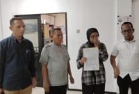 Foto: Buruh perempuan, Ida Rosita, bersama sejumlah pendamping mendatangi Polsek Kalideres terkait perkara hukum yang tengah dihadapinya.
