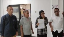 Foto: Buruh perempuan, Ida Rosita, bersama sejumlah pendamping mendatangi Polsek Kalideres terkait perkara hukum yang tengah dihadapinya.