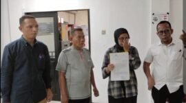 Foto: Buruh perempuan, Ida Rosita, bersama sejumlah pendamping mendatangi Polsek Kalideres terkait perkara hukum yang tengah dihadapinya.