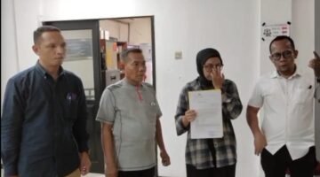 Foto: Buruh perempuan, Ida Rosita, bersama sejumlah pendamping mendatangi Polsek Kalideres terkait perkara hukum yang tengah dihadapinya.