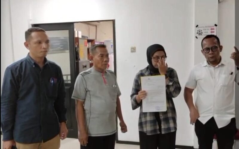 Foto: Buruh perempuan, Ida Rosita, bersama sejumlah pendamping mendatangi Polsek Kalideres terkait perkara hukum yang tengah dihadapinya.