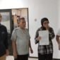 Foto: Buruh perempuan, Ida Rosita, bersama sejumlah pendamping mendatangi Polsek Kalideres terkait perkara hukum yang tengah dihadapinya.