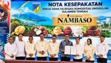 Foto: Sejumlah perwakilan KADIN kabupaten bersama pelaku industri melakukan penandatanganan Nota Kesepakatan Kerja Sama Hilirisasi Komoditas Unggulan Sulawesi Tengah di Palu