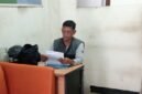 Foto: Seorang warga, Suwito, memeriksa sejumlah dokumen terkait laporan dugaan transaksi perbankan tanpa persetujuan yang mengakibatkan dana sekitar Rp273 juta berpindah dari rekeningnya.
