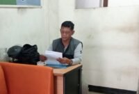 Foto: Seorang warga, Suwito, memeriksa sejumlah dokumen terkait laporan dugaan transaksi perbankan tanpa persetujuan yang mengakibatkan dana sekitar Rp273 juta berpindah dari rekeningnya.