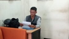 Foto: Seorang warga, Suwito, memeriksa sejumlah dokumen terkait laporan dugaan transaksi perbankan tanpa persetujuan yang mengakibatkan dana sekitar Rp273 juta berpindah dari rekeningnya.