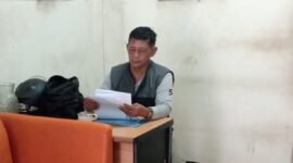 Foto: Seorang warga, Suwito, memeriksa sejumlah dokumen terkait laporan dugaan transaksi perbankan tanpa persetujuan yang mengakibatkan dana sekitar Rp273 juta berpindah dari rekeningnya.