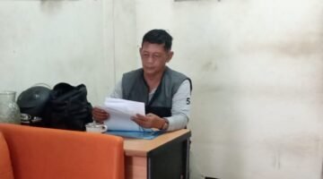 Foto: Seorang warga, Suwito, memeriksa sejumlah dokumen terkait laporan dugaan transaksi perbankan tanpa persetujuan yang mengakibatkan dana sekitar Rp273 juta berpindah dari rekeningnya.