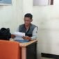 Foto: Seorang warga, Suwito, memeriksa sejumlah dokumen terkait laporan dugaan transaksi perbankan tanpa persetujuan yang mengakibatkan dana sekitar Rp273 juta berpindah dari rekeningnya.