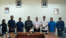 Foto: Jajaran Kelompok Kerja (Pokja) PWI Wali Kota Jakarta Timur berfoto bersama jajaran Kecamatan Jatinegara usai menggelar audiensi di Kantor Kecamatan Jatinegara, Jakarta Timur.