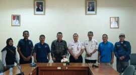 Foto: Jajaran Kelompok Kerja (Pokja) PWI Wali Kota Jakarta Timur berfoto bersama jajaran Kecamatan Jatinegara usai menggelar audiensi di Kantor Kecamatan Jatinegara, Jakarta Timur.