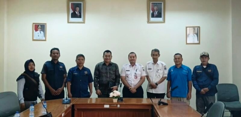 Foto: Jajaran Kelompok Kerja (Pokja) PWI Wali Kota Jakarta Timur berfoto bersama jajaran Kecamatan Jatinegara usai menggelar audiensi di Kantor Kecamatan Jatinegara, Jakarta Timur.