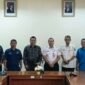 Foto: Jajaran Kelompok Kerja (Pokja) PWI Wali Kota Jakarta Timur berfoto bersama jajaran Kecamatan Jatinegara usai menggelar audiensi di Kantor Kecamatan Jatinegara, Jakarta Timur.