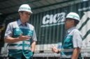 Foto: Dua pekerja PT Cipta Krida Bahari (CKB Logistics) berbincang di area fasilitas pergudangan Osowilangun, Surabaya, Jawa Timur.
