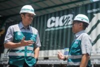 Foto: Dua pekerja PT Cipta Krida Bahari (CKB Logistics) berbincang di area fasilitas pergudangan Osowilangun, Surabaya, Jawa Timur.