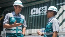 Foto: Dua pekerja PT Cipta Krida Bahari (CKB Logistics) berbincang di area fasilitas pergudangan Osowilangun, Surabaya, Jawa Timur.