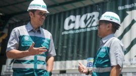 Foto: Dua pekerja PT Cipta Krida Bahari (CKB Logistics) berbincang di area fasilitas pergudangan Osowilangun, Surabaya, Jawa Timur.