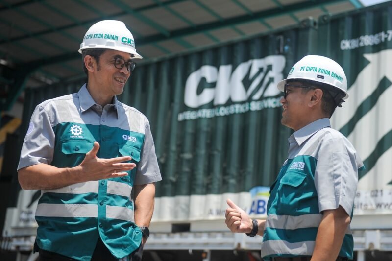 Foto: Dua pekerja PT Cipta Krida Bahari (CKB Logistics) berbincang di area fasilitas pergudangan Osowilangun, Surabaya, Jawa Timur.