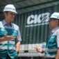 Foto: Dua pekerja PT Cipta Krida Bahari (CKB Logistics) berbincang di area fasilitas pergudangan Osowilangun, Surabaya, Jawa Timur.