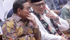 Foto: Gubernur DKI Jakarta Pramono Anung berbincang dengan Ketua Umum PWI Pusat Akhmad Munir di sela-sela acara puncak Anugerah Jurnalistik M.H. Thamrin (AJMHT) ke-52 tahun 2026 di Balai Agung, Balai Kota DKI Jakarta, Senin (7/9) sore.