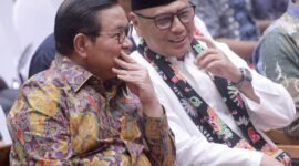 Foto: Gubernur DKI Jakarta Pramono Anung berbincang dengan Ketua Umum PWI Pusat Akhmad Munir di sela-sela acara puncak Anugerah Jurnalistik M.H. Thamrin (AJMHT) ke-52 tahun 2026 di Balai Agung, Balai Kota DKI Jakarta, Senin (7/9) sore.