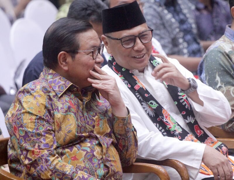 Foto: Gubernur DKI Jakarta Pramono Anung berbincang dengan Ketua Umum PWI Pusat Akhmad Munir di sela-sela acara puncak Anugerah Jurnalistik M.H. Thamrin (AJMHT) ke-52 tahun 2026 di Balai Agung, Balai Kota DKI Jakarta, Senin (7/9) sore.