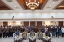 Foto: Wali Kota Administrasi Jakarta Pusat Arifin bersama jajaran dan perwakilan tokoh lintas agama berfoto bersama seusai pembukaan kegiatan Peningkatan Kerukunan Umat Beragama Kota Jakarta Pusat Tahun Anggaran 2026, di Ruang Serbaguna Utama, Kantor Wali Kota Jakarta Pusat, Selasa (15/9/2026).
