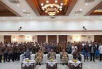Foto: Wali Kota Administrasi Jakarta Pusat Arifin bersama jajaran dan perwakilan tokoh lintas agama berfoto bersama seusai pembukaan kegiatan Peningkatan Kerukunan Umat Beragama Kota Jakarta Pusat Tahun Anggaran 2026, di Ruang Serbaguna Utama, Kantor Wali Kota Jakarta Pusat, Selasa (15/9/2026).