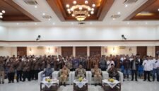 Foto: Wali Kota Administrasi Jakarta Pusat Arifin bersama jajaran dan perwakilan tokoh lintas agama berfoto bersama seusai pembukaan kegiatan Peningkatan Kerukunan Umat Beragama Kota Jakarta Pusat Tahun Anggaran 2026, di Ruang Serbaguna Utama, Kantor Wali Kota Jakarta Pusat, Selasa (15/9/2026).