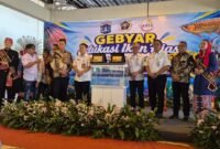 Foto: Sejumlah pejabat, pelaku usaha, dan perwakilan komunitas ikan hias berfoto bersama seusai pembukaan Gebyar Edukasi Ikan Hias di PPISHP Perikanan Cengkareng, Jakarta Barat, Rabu (16/9/2026).