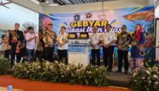 Foto: Sejumlah pejabat, pelaku usaha, dan perwakilan komunitas ikan hias berfoto bersama seusai pembukaan Gebyar Edukasi Ikan Hias di PPISHP Perikanan Cengkareng, Jakarta Barat, Rabu (16/9/2026).