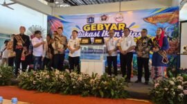 Foto: Sejumlah pejabat, pelaku usaha, dan perwakilan komunitas ikan hias berfoto bersama seusai pembukaan Gebyar Edukasi Ikan Hias di PPISHP Perikanan Cengkareng, Jakarta Barat, Rabu (16/9/2026).