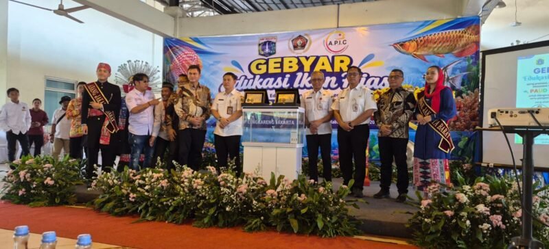 Foto: Sejumlah pejabat, pelaku usaha, dan perwakilan komunitas ikan hias berfoto bersama seusai pembukaan Gebyar Edukasi Ikan Hias di PPISHP Perikanan Cengkareng, Jakarta Barat, Rabu (16/9/2026).