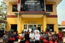 Foto: Kepala Dinas Perumahan, Permukiman dan Pertanahan (Disperkimtan) Kota Tangerang, Ir. H. Decky Priambodo Koesrindartono, ST., MM., M.Sc., bersama jajaran berfoto bersama masyarakat penerima santunan di UPT Pemakaman Selapajang Jaya, Kota Tangerang, Kamis (17/9/2026).