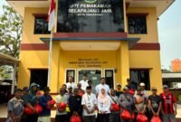 Foto: Kepala Dinas Perumahan, Permukiman dan Pertanahan (Disperkimtan) Kota Tangerang, Ir. H. Decky Priambodo Koesrindartono, ST., MM., M.Sc., bersama jajaran berfoto bersama masyarakat penerima santunan di UPT Pemakaman Selapajang Jaya, Kota Tangerang, Kamis (17/9/2026).