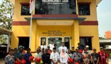 Foto: Kepala Dinas Perumahan, Permukiman dan Pertanahan (Disperkimtan) Kota Tangerang, Ir. H. Decky Priambodo Koesrindartono, ST., MM., M.Sc., bersama jajaran berfoto bersama masyarakat penerima santunan di UPT Pemakaman Selapajang Jaya, Kota Tangerang, Kamis (17/9/2026).