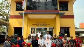 Foto: Kepala Dinas Perumahan, Permukiman dan Pertanahan (Disperkimtan) Kota Tangerang, Ir. H. Decky Priambodo Koesrindartono, ST., MM., M.Sc., bersama jajaran berfoto bersama masyarakat penerima santunan di UPT Pemakaman Selapajang Jaya, Kota Tangerang, Kamis (17/9/2026).