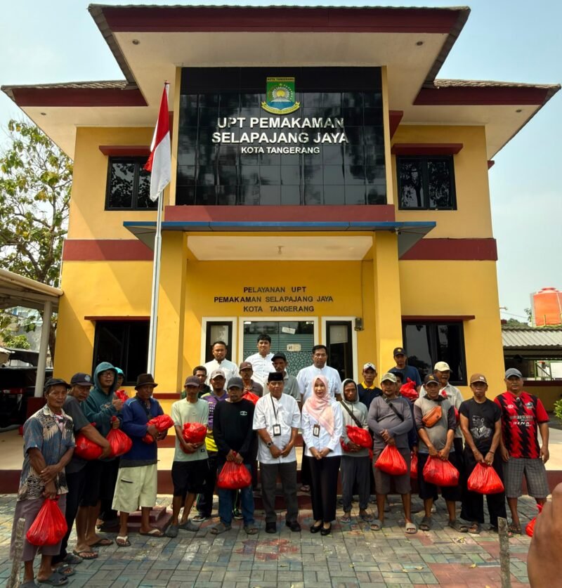 Foto: Kepala Dinas Perumahan, Permukiman dan Pertanahan (Disperkimtan) Kota Tangerang, Ir. H. Decky Priambodo Koesrindartono, ST., MM., M.Sc., bersama jajaran berfoto bersama masyarakat penerima santunan di UPT Pemakaman Selapajang Jaya, Kota Tangerang, Kamis (17/9/2026).