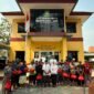 Foto: Kepala Dinas Perumahan, Permukiman dan Pertanahan (Disperkimtan) Kota Tangerang, Ir. H. Decky Priambodo Koesrindartono, ST., MM., M.Sc., bersama jajaran berfoto bersama masyarakat penerima santunan di UPT Pemakaman Selapajang Jaya, Kota Tangerang, Kamis (17/9/2026).