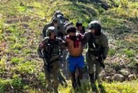 Foto: JT alias W diamankan personel gabungan di sebuah honai di Kampung Jenggernok, Distrik Gome, Kabupaten Puncak, Papua Tengah, Kamis (3/9/2026) sekitar pukul 07.27 WIT. (Dok: Istimewa)