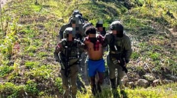 Foto: JT alias W diamankan personel gabungan di sebuah honai di Kampung Jenggernok, Distrik Gome, Kabupaten Puncak, Papua Tengah, Kamis (3/9/2026) sekitar pukul 07.27 WIT. (Dok: Istimewa)