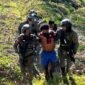 Foto: JT alias W diamankan personel gabungan di sebuah honai di Kampung Jenggernok, Distrik Gome, Kabupaten Puncak, Papua Tengah, Kamis (3/9/2026) sekitar pukul 07.27 WIT. (Dok: Istimewa)