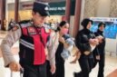 Foto: Kepolisian Resor Kota (Polresta) Bandara Soekarno-Hatta menunjukkan sisi pelayanan humanis dengan memberikan pendampingan kepada seorang ibu bersama anaknya yang mengalami kendala perjalanan di Terminal 2 Bandara Soekarno-Hatta. (Dok: Istimewa)