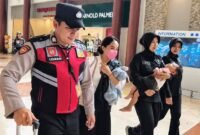 Foto: Kepolisian Resor Kota (Polresta) Bandara Soekarno-Hatta menunjukkan sisi pelayanan humanis dengan memberikan pendampingan kepada seorang ibu bersama anaknya yang mengalami kendala perjalanan di Terminal 2 Bandara Soekarno-Hatta. (Dok: Istimewa)