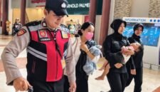 Foto: Kepolisian Resor Kota (Polresta) Bandara Soekarno-Hatta menunjukkan sisi pelayanan humanis dengan memberikan pendampingan kepada seorang ibu bersama anaknya yang mengalami kendala perjalanan di Terminal 2 Bandara Soekarno-Hatta. (Dok: Istimewa)