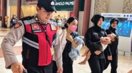 Foto: Kepolisian Resor Kota (Polresta) Bandara Soekarno-Hatta menunjukkan sisi pelayanan humanis dengan memberikan pendampingan kepada seorang ibu bersama anaknya yang mengalami kendala perjalanan di Terminal 2 Bandara Soekarno-Hatta. (Dok: Istimewa)