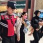 Foto: Kepolisian Resor Kota (Polresta) Bandara Soekarno-Hatta menunjukkan sisi pelayanan humanis dengan memberikan pendampingan kepada seorang ibu bersama anaknya yang mengalami kendala perjalanan di Terminal 2 Bandara Soekarno-Hatta. (Dok: Istimewa)