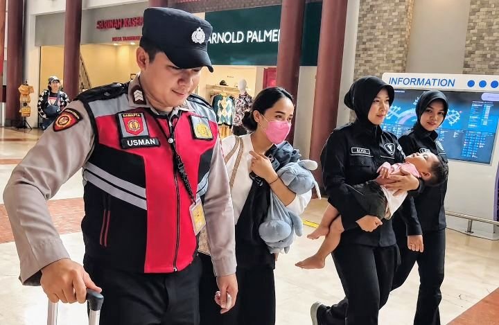 Foto: Kepolisian Resor Kota (Polresta) Bandara Soekarno-Hatta menunjukkan sisi pelayanan humanis dengan memberikan pendampingan kepada seorang ibu bersama anaknya yang mengalami kendala perjalanan di Terminal 2 Bandara Soekarno-Hatta. (Dok: Istimewa)